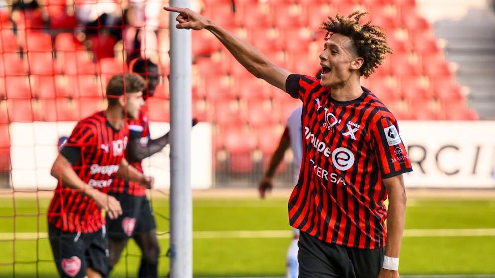 Aarau startet mit Derbysieg, Thun patzt gegen Aufsteiger - Gallery. Der Xamaxien Franck Surdez feiert seine Doublette gegen Schaffhausen