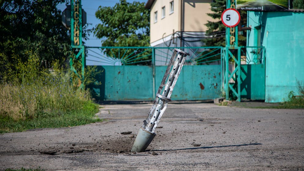 Ein nahe Slowjansk eingeschlagener Träger einer russischen Streubombe. (7. Juli 2023) 