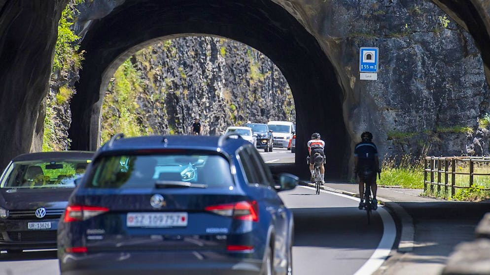 Autofahrer aufgepasst: Auf der Axenstrasse zwischen Flüelen und Sisikon warnt der Bund vor Felsstürzen. (Archivaufnahme)