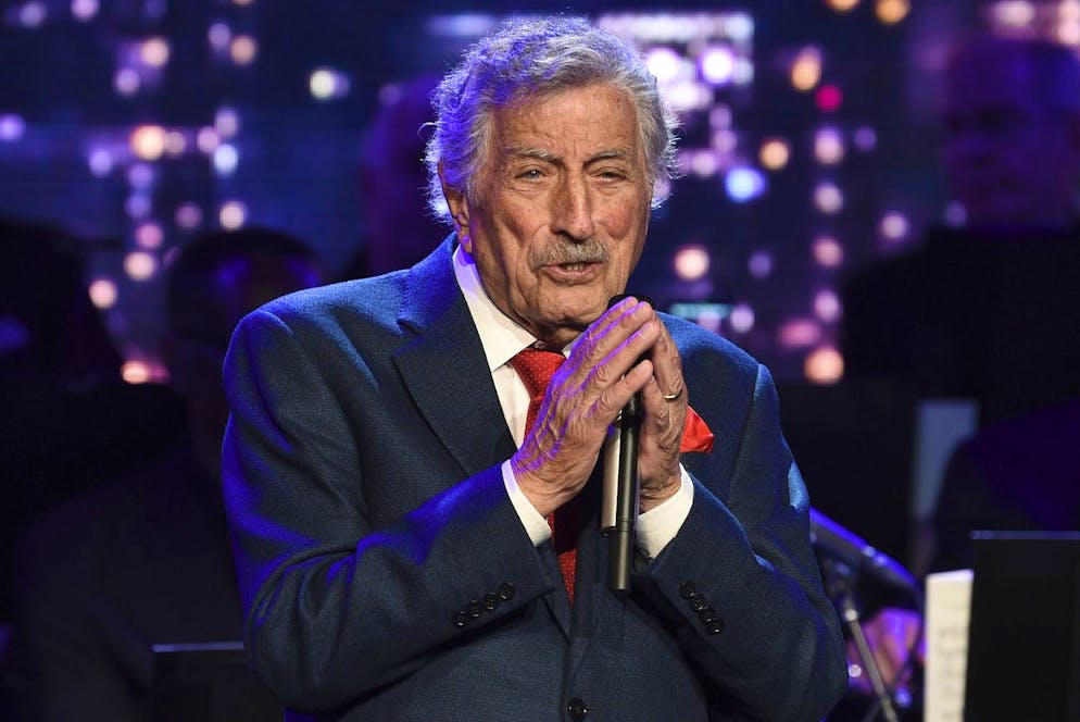 È morto il cantante Tony Bennett, l'ultimo crooner americano. Qui Tony Bennett mentre si esibisce alla celebrazione di apertura del Museo della Statua della Libertà a New York il 15 maggio 2019.