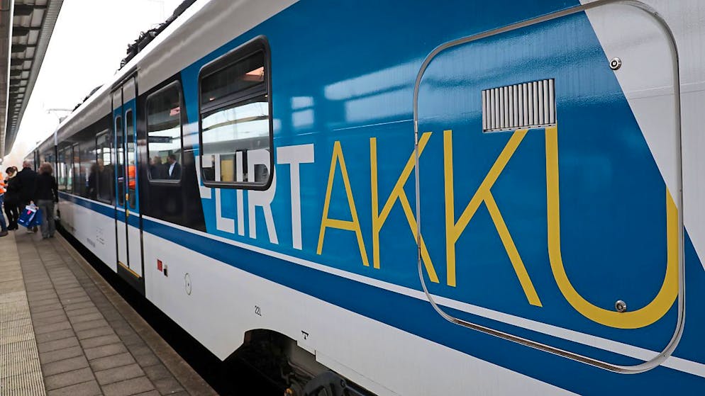 Die Flirt Akku-Züge können auf nicht elektrifizierten Streckenabschnitten eingesetzt werden. (Archivbild)