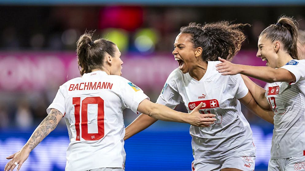 Ramona Bachmann, Torschützin zum 1:0, freut sich mit ihren Teamkolleginnen