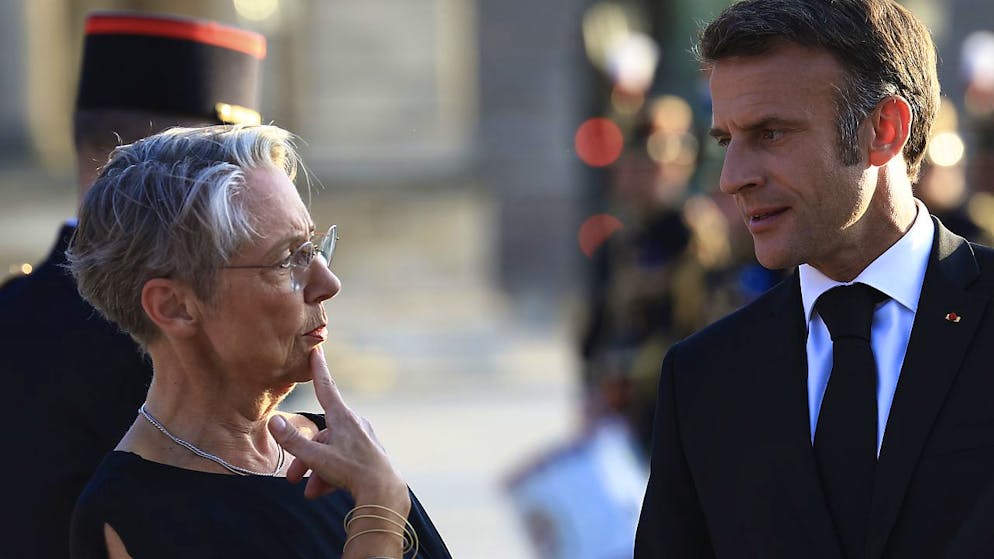 Il presidente francese Emmanuel Macron (a destra) e la premier francese Elisabeth Borne (foto d'archivio)