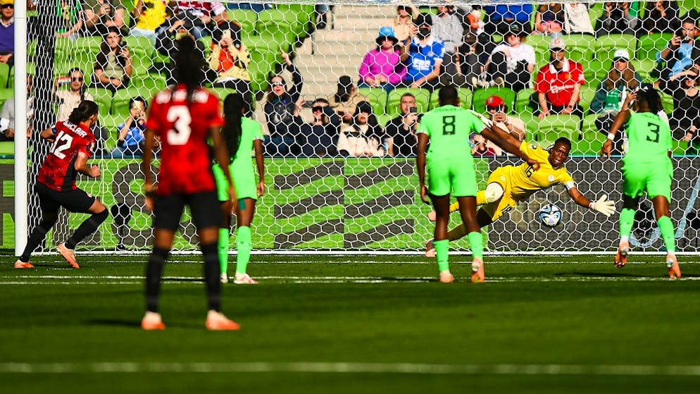 Chiamaka Nnadozie hält den Penalty von Christine Sinclair