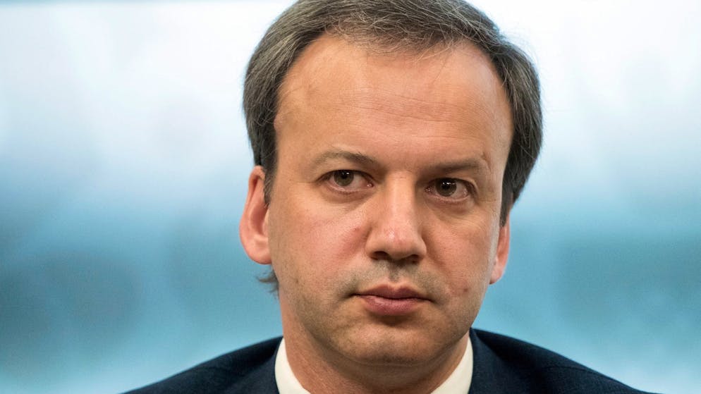 Der Präsident des Schach-Weltverbandes Arkadi Dworkowitsch steht nach seinem Auftritt in Moskau in der Kritik.