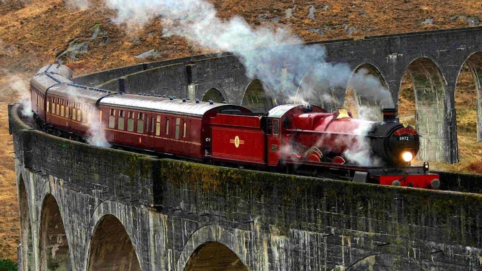 Wer die "Harry Potter"-Filme gesehen hat, kennt die Bilder vom "Hogwarts Express" (Bild) und seiner malerischen Route. In Schottland sind die Fahrten mit einer alten Bahn auf der Strecke vorübergehend ausgesetzt. (Archivbild)