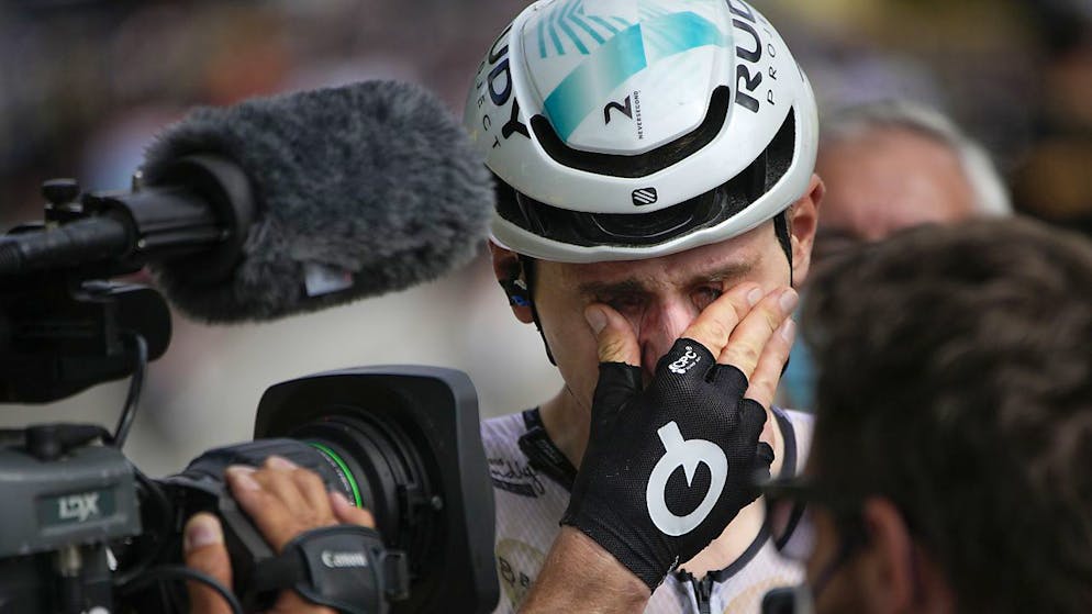 Matej Mohoric, der Teamkollege des verstorbenen Gino Mäder, bricht nach dem Etappensieg in Tränen aus