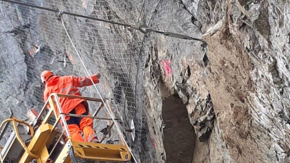 La linea Ferroviaria retica rimarrà chiusa tra Zernez e Chinuos-chel-Brail (GR) fino a quando il tunnel non sarà messo completamente in sicurezza.