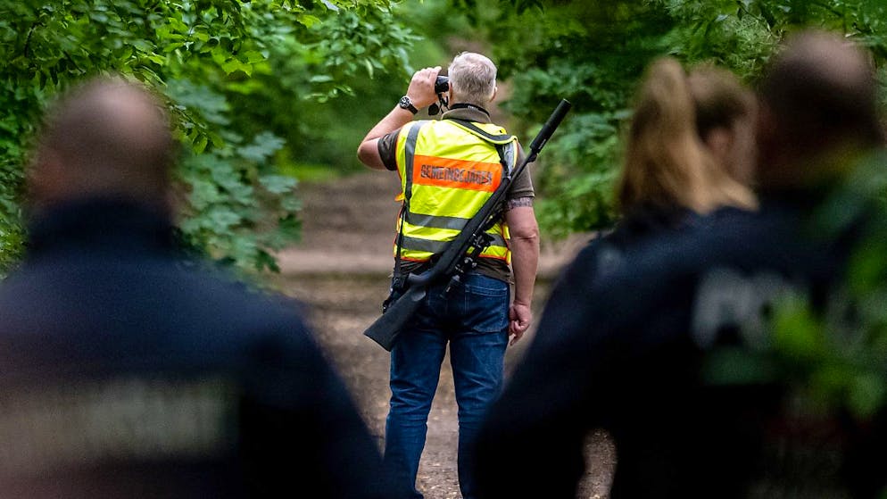 Der Gemeindejäger durchsucht im Bereich der südlichen Landesgrenze von Berlin den Wald nach einem gefährlichen Wildtier. Foto: Fabian Sommer/dpa