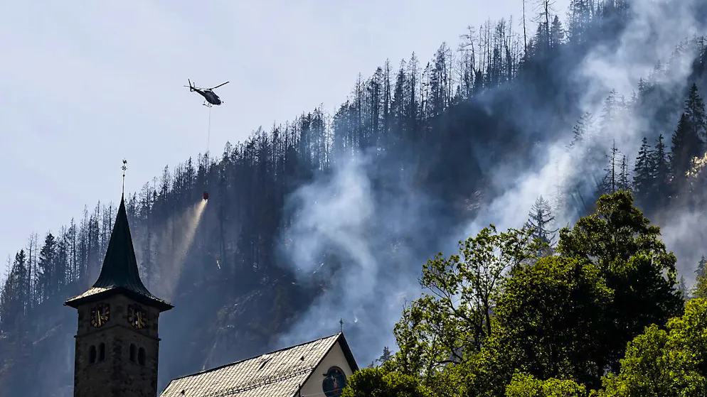 Prosegue senza sosta l'impegno dei soccorritori per spegnere le fiamme.