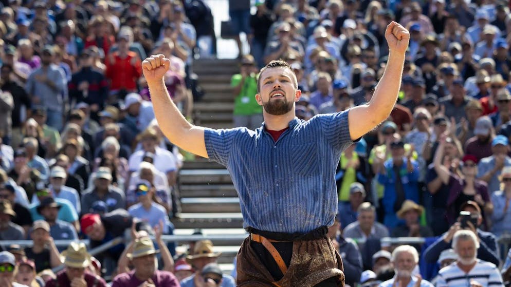 Grandioser Staudenmann bezwingt sechs Eidgenossen - Gallery. Fabian Staudenmann in der Pose des Triumphators auf dem Weissenstein