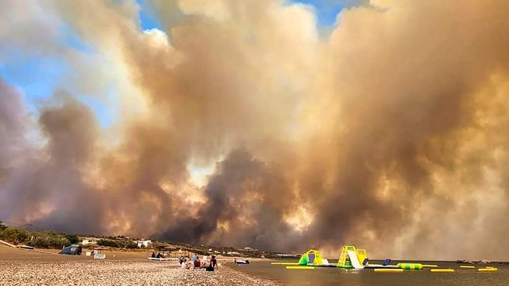 Chaotische Nacht auf Rhodos – Waldbrände toben weiter - Gallery. Seit dem Winddreher bedrohen die Waldbrände mehre Dörfer und Ferienanlagen.