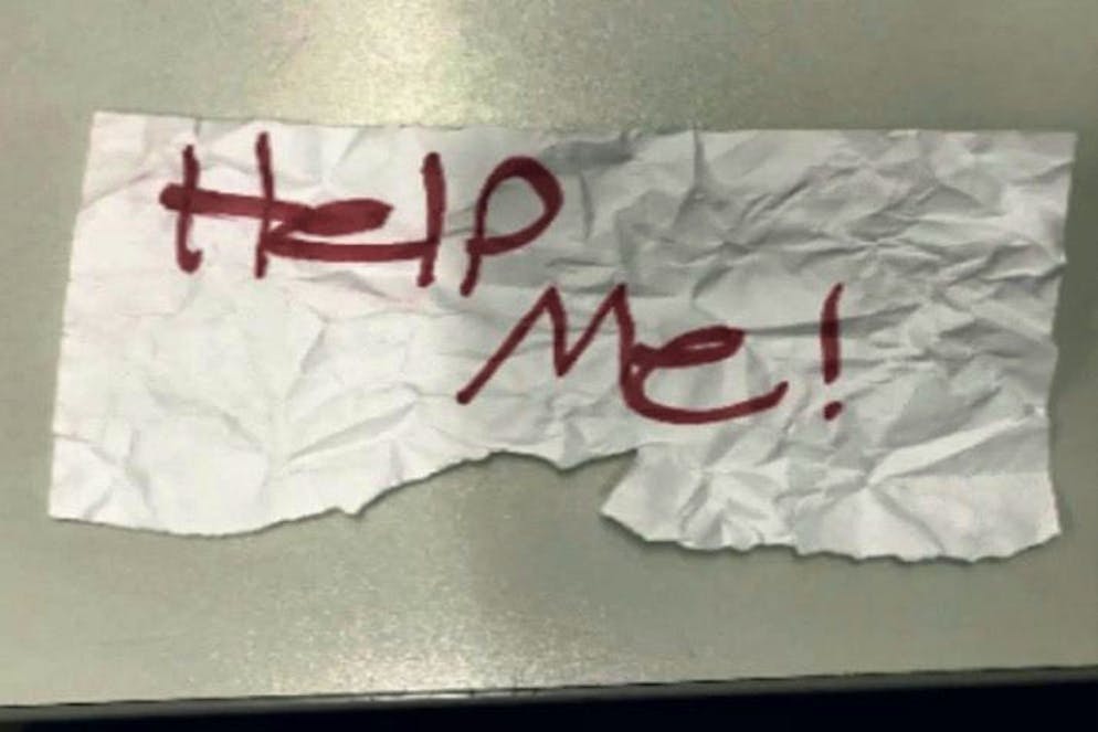 Il pezzo di carta ha salvato la ragazza.