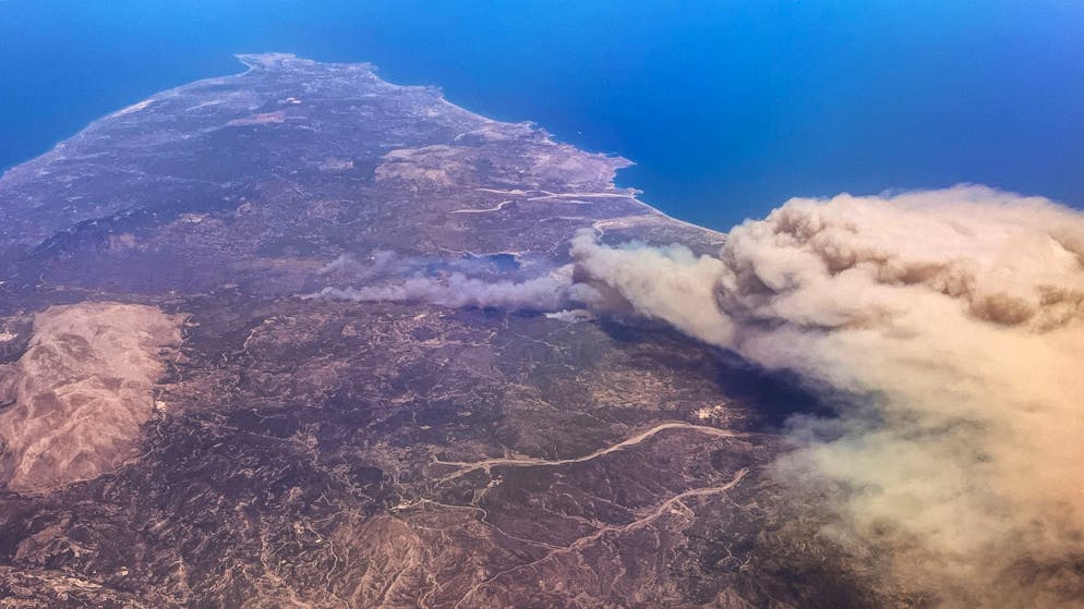 Chaotische Nacht auf Rhodos – Waldbrände toben weiter - Gallery. Der Wald brennt in der Nähe des beliebten Ferienortes Lindos.