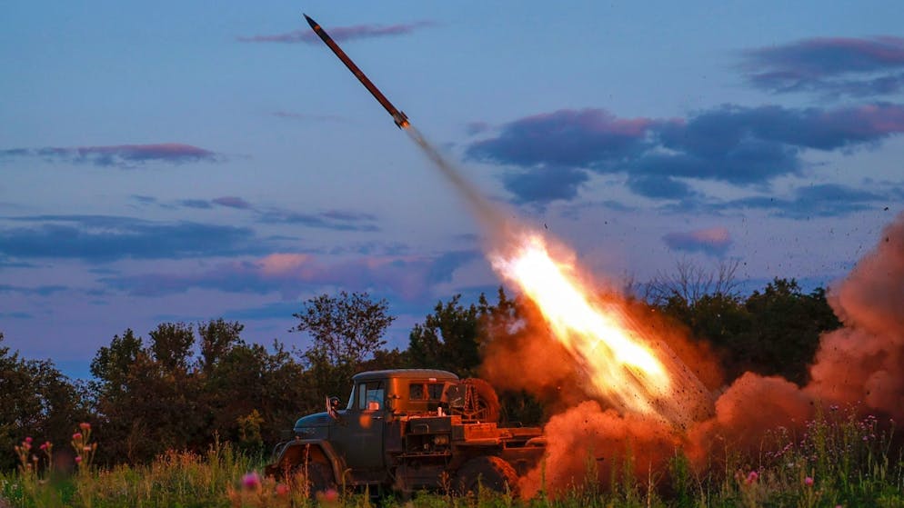 Ein Mehrfachraketenwerfer der ukrainischen Armee feuert Raketen auf russische Stellungen im Gebiet Oblast Donezk.