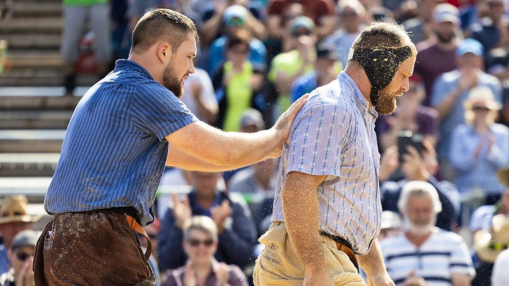 Grandioser Staudenmann bezwingt sechs Eidgenossen - Gallery. Zuletzt konnte Fabian Staudenmann sogar dem Weissenstein-Titelverteidiger Matthias Aeschbacher das Sägemehl vom Rücken wischen