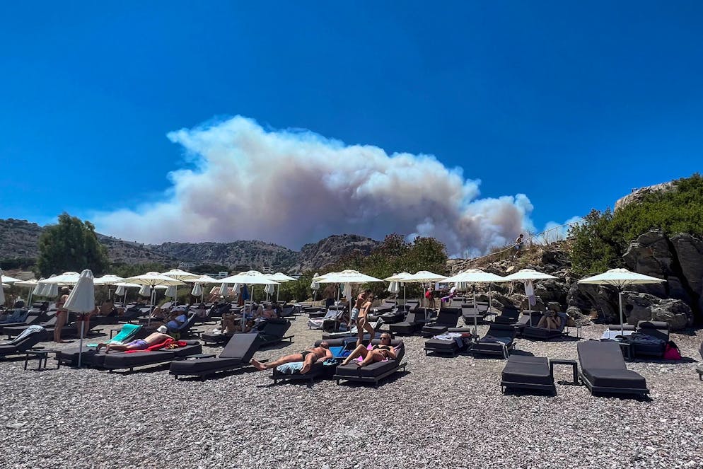 Rauch von Waldbränden über der Touristen-Insel Rhodos.