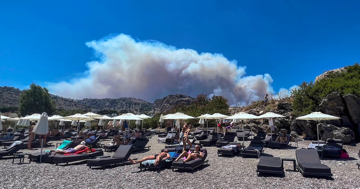 8000 Touristen fliehen auf Rhodos vor Waldbränden blue News 8000 Touristen fliehen auf Rhodos vor Waldbränden blue News