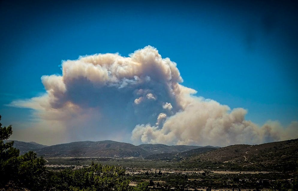 Chaotische Nacht auf Rhodos – Waldbrände toben weiter - Gallery. Lindos liegt ungefähr in der Mitte zwischen der Nord- und der Südspitze der Insel. 