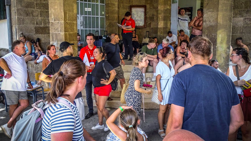 Chaotische Nacht auf Rhodos – Waldbrände toben weiter - Gallery. Ferien anderswo fortsetzen oder nachhause fliegen – beides schwierig zu organisieren.  