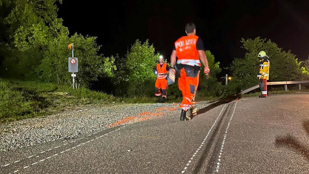 Eine 27-jährige Frau starb am Samstagabend bei einem Verkehrsunfall in Elgg ZH. Ein Auto kam von der Strasse ab und fiel mehrere Meter tief eine Böschung hinunter.