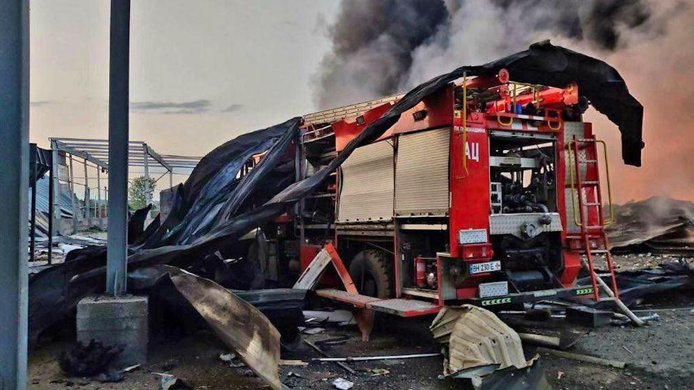 Auch ein Löschfahrzeug geriet unter russisches Feuer. Odessa, 21. Juli 2023.