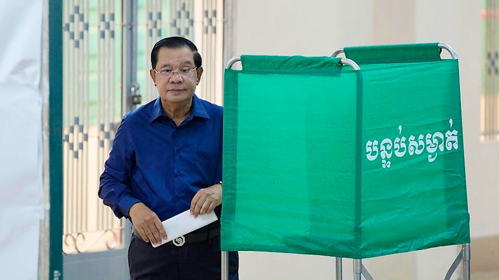 Langzeit-Ministerpräsident Hun Sen wird wohl an der Macht bleiben. Foto: Heng Sinith/AP/dpa