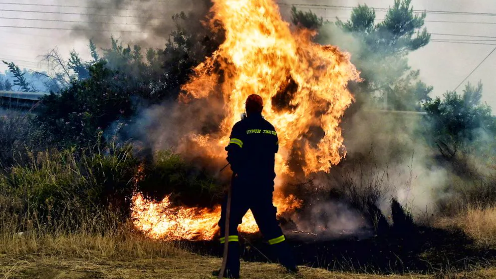 Nicht nur wie hier in Griechenland brennen die Wälder. In ganz Europa nehmen Wetterextreme zu.