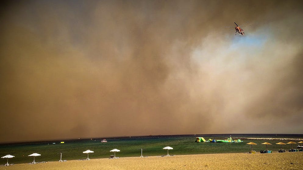Chaotische Nacht auf Rhodos – Waldbrände toben weiter - Gallery. Verantwortlich dafür ist auch, dass der starke Wind die Richtung gewechselt hat. 