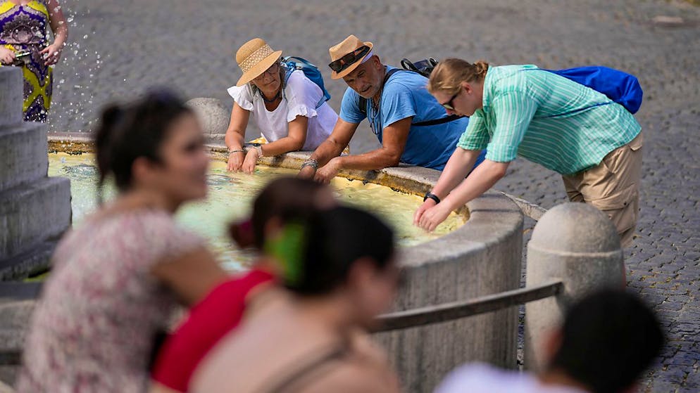 Touristen erfrischen sich in Rom: Eine intensive Hitzewelle hat Italien erreicht. Foto: Andrew Medichini/AP