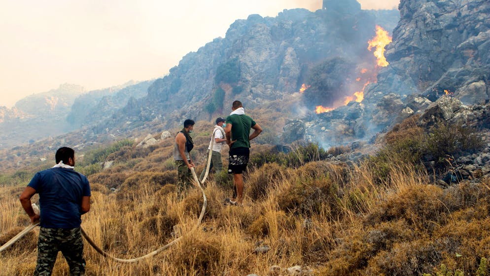 Chaotische Nacht auf Rhodos – Waldbrände toben weiter - Gallery. Nach offiziellen Angaben kämpfen 173 Feuerwehrleute mit 35 Löschfahrzeugen, 3 Wasser-Bombern und zwei Helikoptern sowie Freiwillige – hier im Bild – gegen die Flammen, die auch Einheimische und ihre Häuser bedrohen.