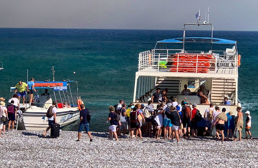 Chaotische Nacht auf Rhodos – Waldbrände toben weiter - Gallery. Manche Reisende wurden mit Booten in Sicherheit gebracht, manche direkt vom Strand weg und mit nichts als ihren Badesachen.