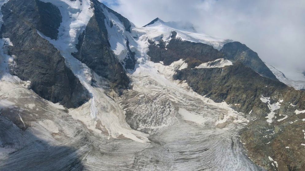 Die Leichen der abgestürzten Alpinistin und des Alpinisten wurden am Fuss des Piz Spinas auf dem Eis des Persgletschers (etwa Bildmitte) aufgefunden.