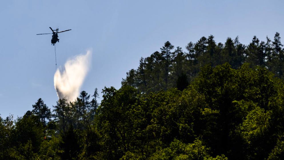 Bis zu 900 Liter Wasser lässt ein Helikopter auf einmal ab. Bis zu einem Dutzend Flüge, also mehr als 10'000 Liter können nötig sein, um hartnäckige Glutnester zu löschen.