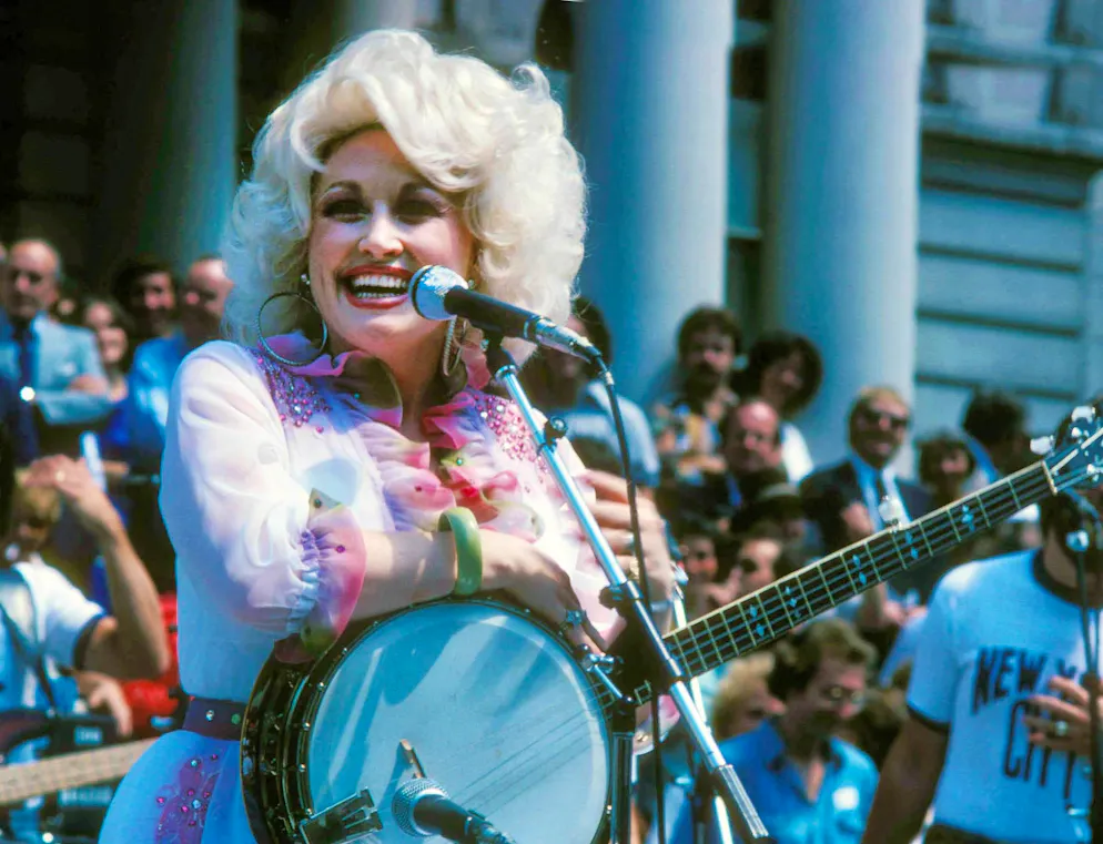 L'ultimo, macabro, desiderio di Dolly Parton è morire sul palco. La cantante di 77 anni non sarebbe la prima a morire durante un'esibizione.