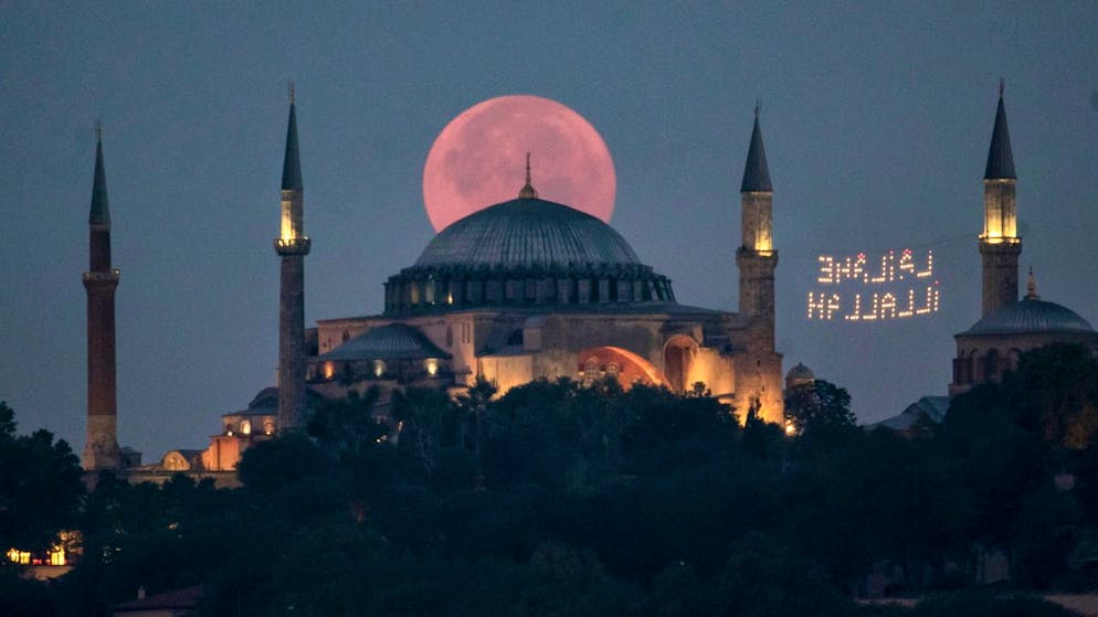 Da quando l'edificio è stato riaperto al culto musulmano l'entrata è libera e dal 2020 ad oggi Santa Sofia è stata visitata da oltre 21mila persone. (Foto d'archivio)