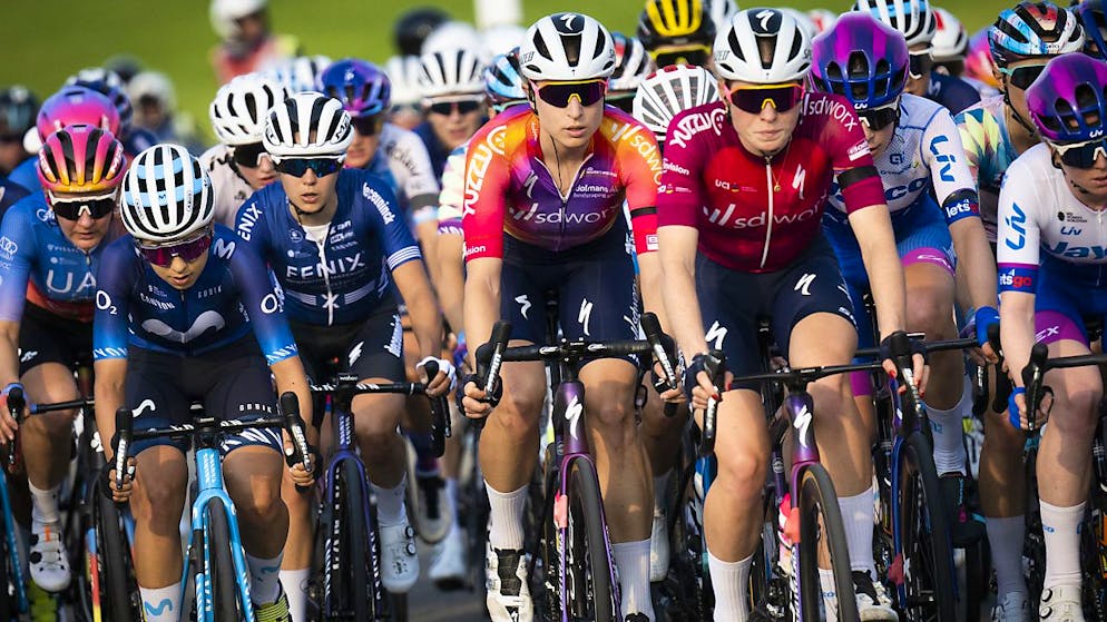 Marlen Reusser (Mitte) unterwegs im Feld. (Archivbild)