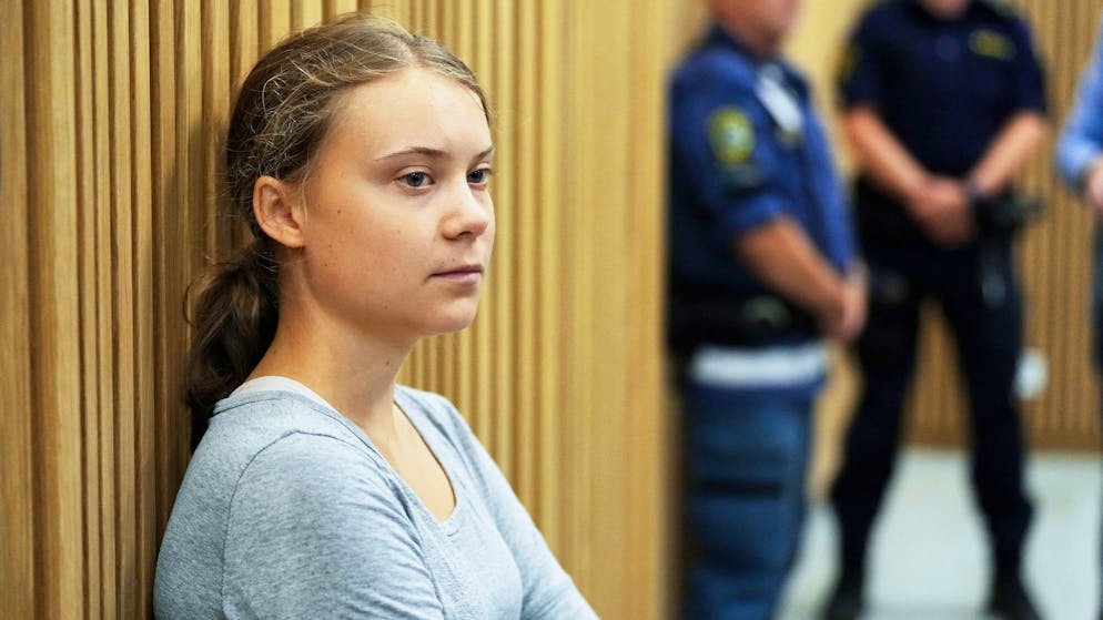 Die schwedische Klimaaktivistin Greta Thunberg wartet auf eine Gerichtsanhörung. Thunberg musste sich nach einer Protestaktion in der südschwedischen Stadt Malmö vor Gericht verantworten.