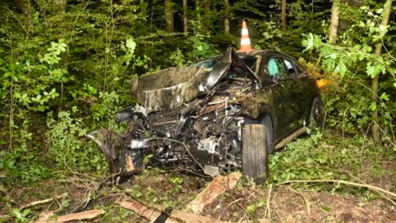 Verkehrsunfall. Zwei Verletzte bei Unfall in Schlieren nach möglichem Raserdelikt