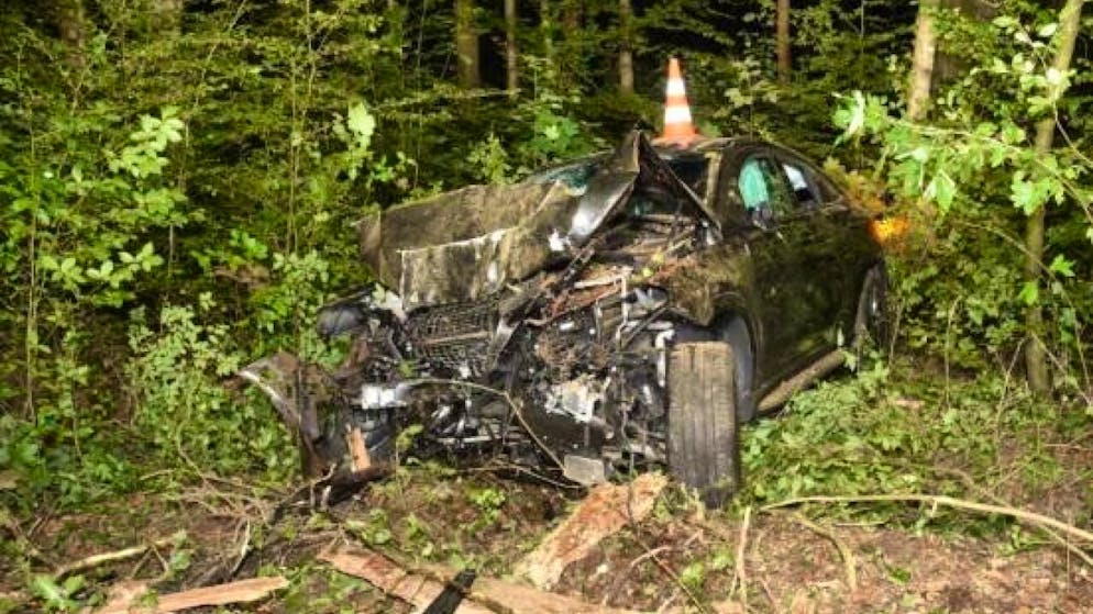Bei einem Selbstunfall in Schlieren wurde eine Person leicht und eine schwer verletzt. Das Auto hat nur noch Schrottwert.