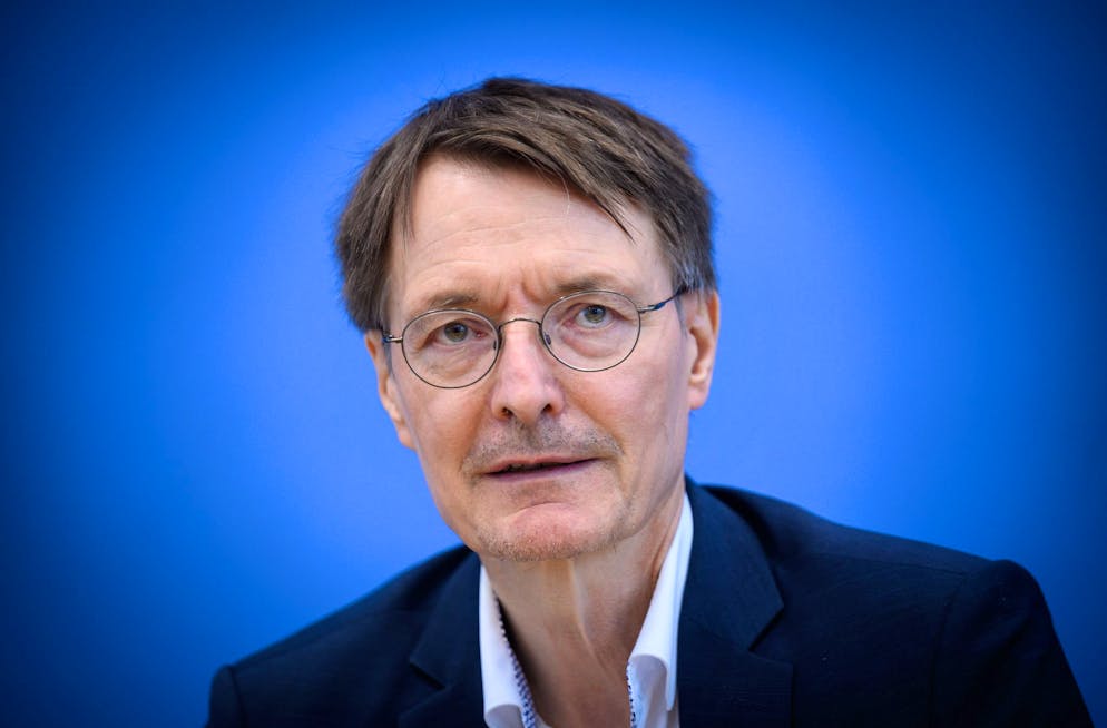 Der deutsche Gesundheitsminister Karl Lauterbach warnt davor, das Coronavirus mit der Grippe zu vergleichen. 