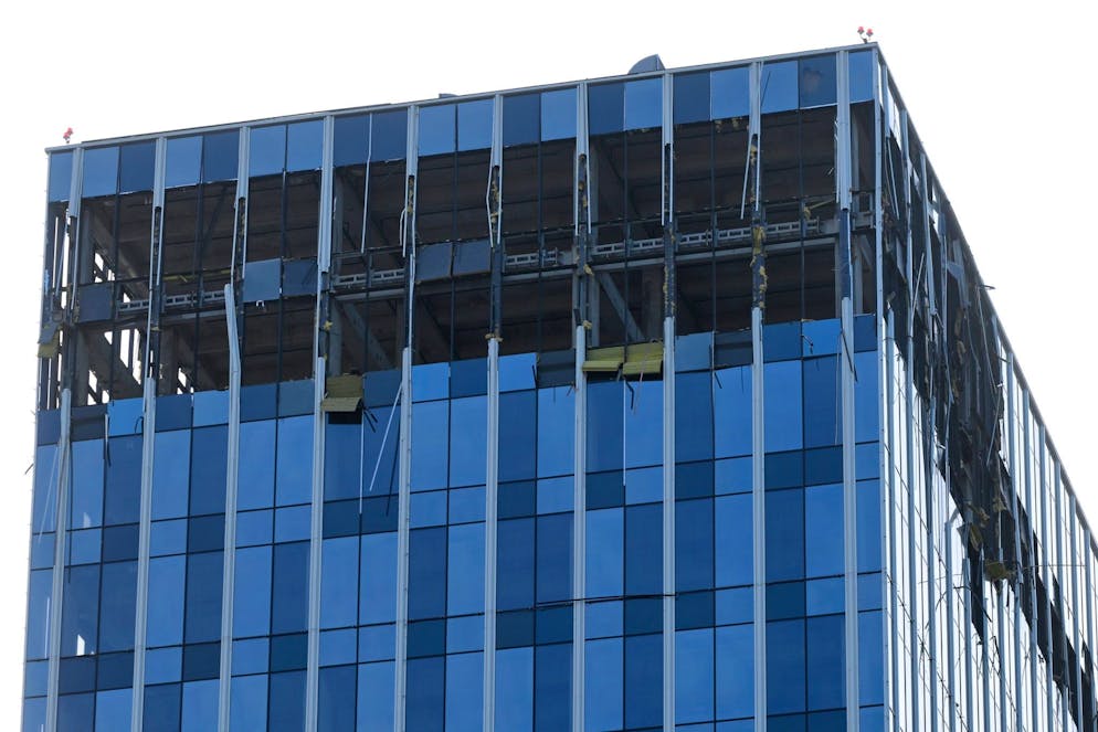 Krieg gegen die Ukraine: So ist die Lage - Gallery. Ein Blick auf ein Gebäude, das nach russischen Angaben durch einen Drohnenangriff beschädigt wurde.