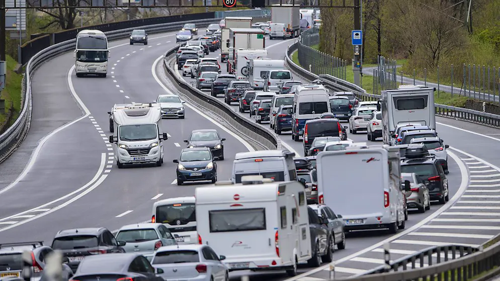 «Propaganda» für Autobahn-Ausbau?. Grüne wollen Staumeldungen am Radio abschaffen