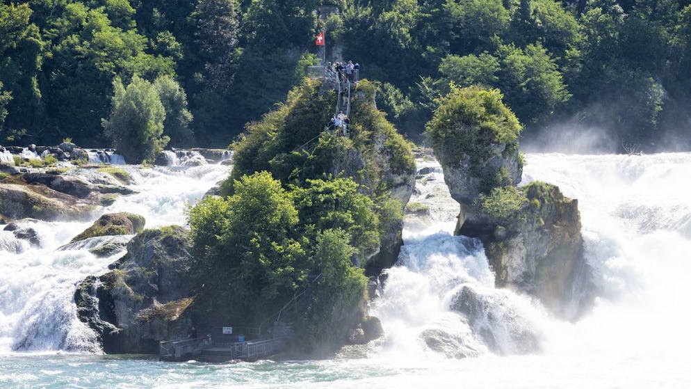 Blick auf das schäumende Wasser des Flussbeckens unterhalb des Rheinfalls. (Archivbild)