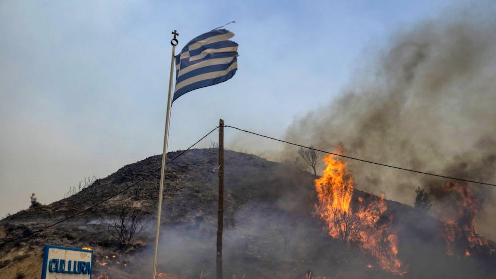 Incendi. La Grecia continua a bruciare, il fuoco avanza da Rodi a Corfù