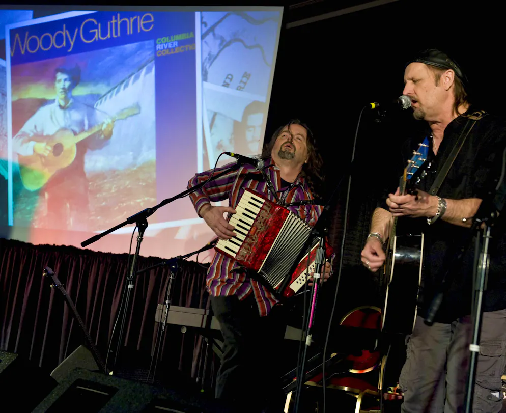 L'ultimo, macabro, desiderio di Dolly Parton è morire sul palco. Tre anni fa il cantante country David Olney, a destra, ha avuto un attacco di cuore durante uno spettacolo, ed è deceduto.