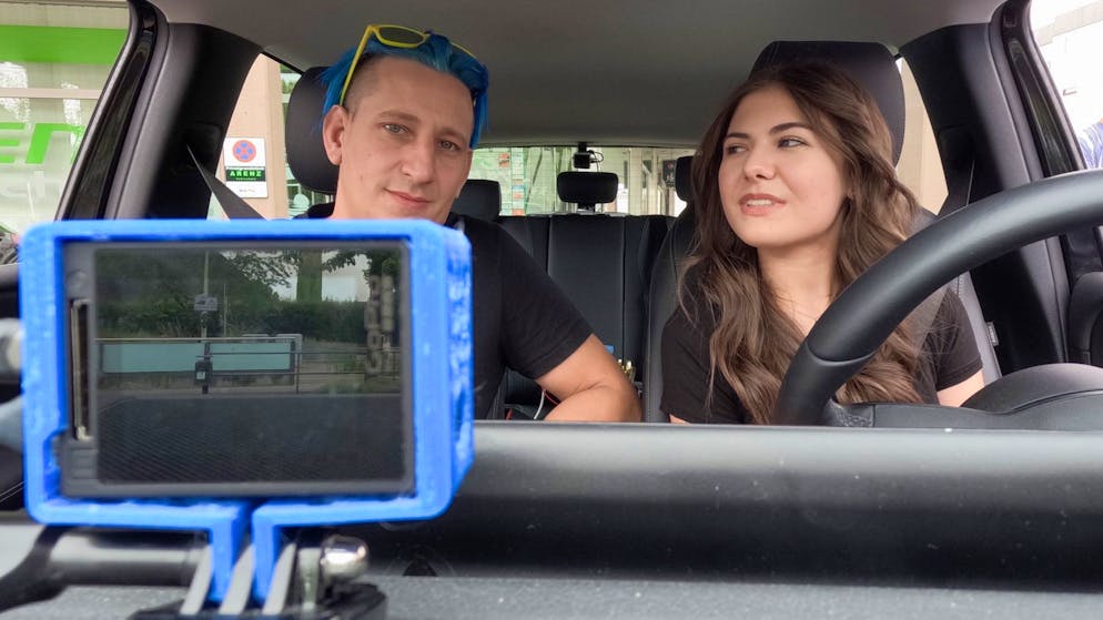 Ein Fahrlehrer gibt einer jungen Frau Fahrunterricht. Gegen eine Schweizer Fahrlehrerschule sind nun schwere Vorwürfe erhoben worden. (Symbolbild)