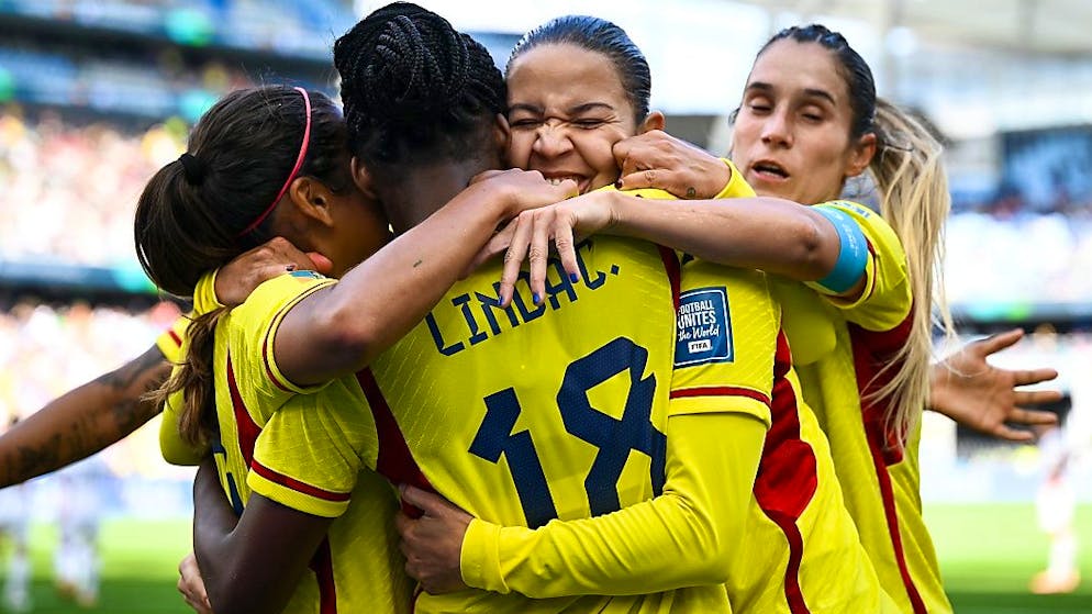 Linda Caicedo, Torschützin zum 2:0, wird von ihren Teamkolleginnen gefeiert.