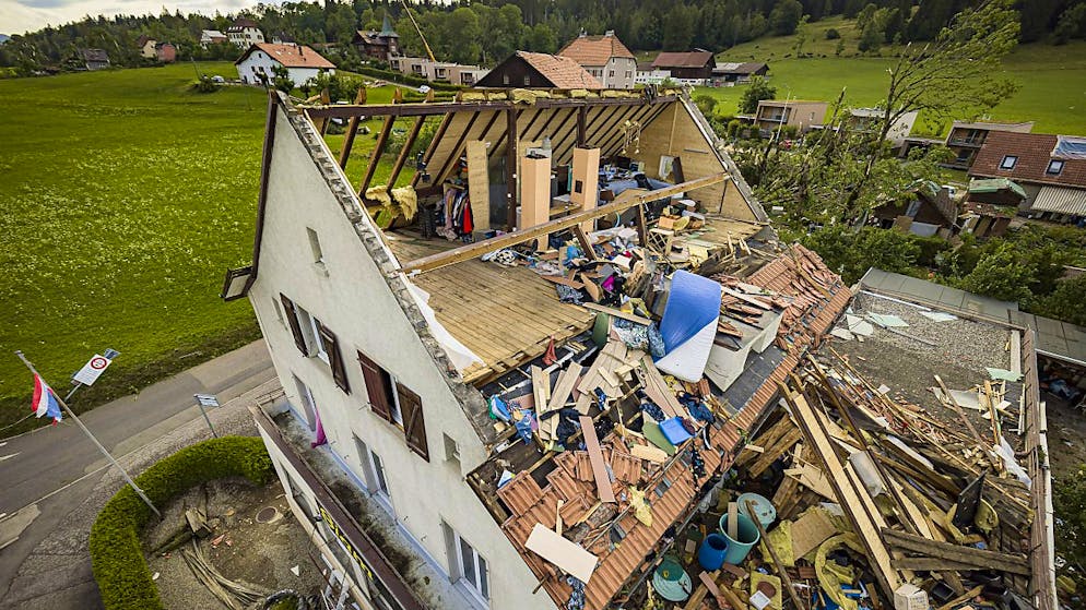 Hunderte Schadenmeldungen nach Sturm in La Chaux-de-Fonds - Gallery. Die Schäden im vom Sturm betroffenen La-Chaux-de-Fonds sind beträchtlich.