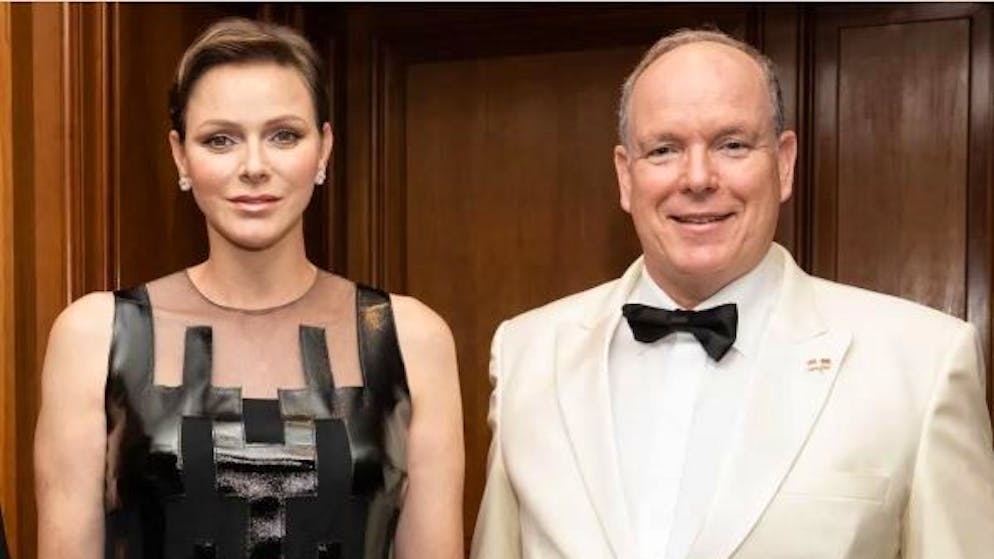 La principessa è tornata. Charlène di Monaco si presenta con un abito in pelle svizzero